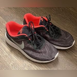 Nike Tennis Shoes 6Y EUC